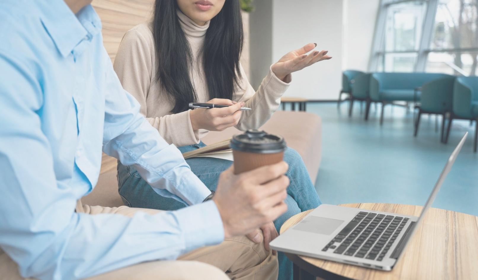 Profesionales analizando datos financieros en pantallas