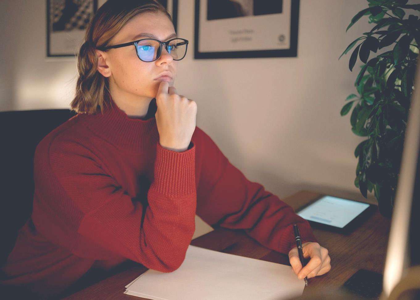 Profesional de finanzas trabajando con análisis de inversiones