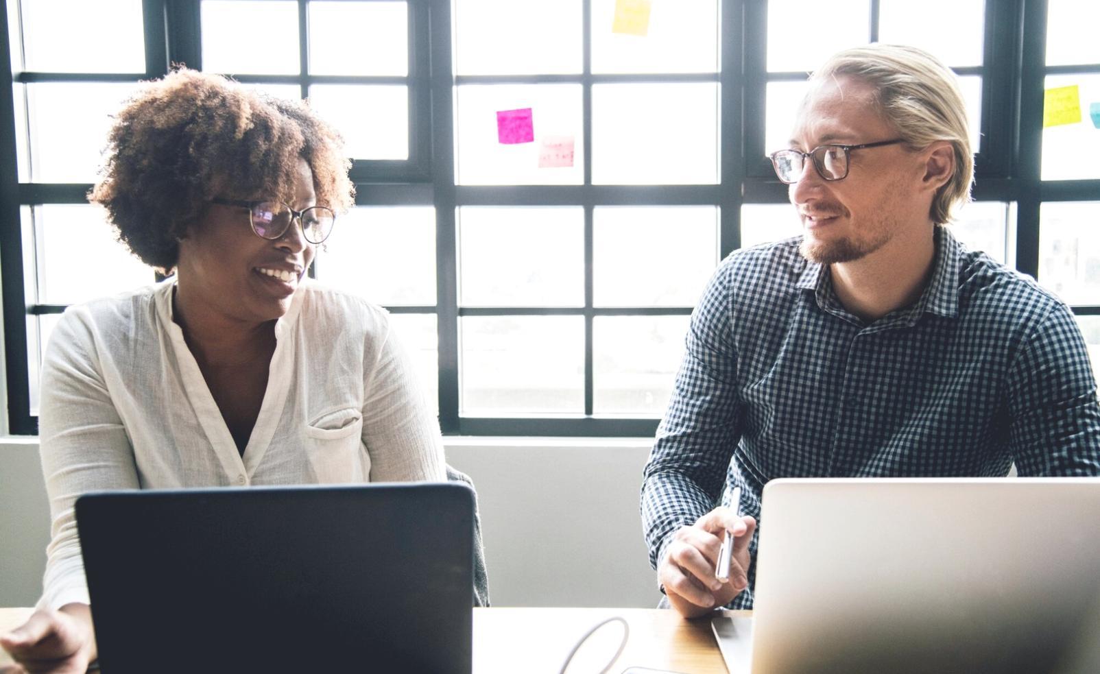 Equipo de análisis financiero trabajando con datos de mercado
